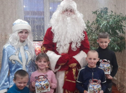 В Камышинском районе Дед Мороз нагрузился сладкими кульками и отправился к ребятишкам, чьи папы воюют в СВО