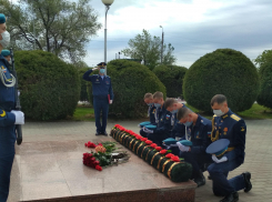 В Камышине к памятнику Алексею Маресьеву прибыли командир 56-й ОДШБР, воины-десантники, спикер Камышинской городской думы