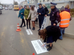 В Камышине школьники нарисовали перед зебрами напоминания для велосипедистов