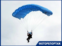 В небе над Камышином раскрылись голубые купола «голубых беретов»