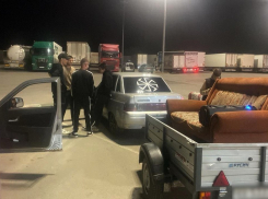 В Камышине полиция разобралась с «перевозчиком» пассажиров в прицепе на диване (ВИДЕО)