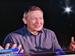 «Мы на вас выплеснем всю накопленную любовь!» - экс-режиссер Камышинского драмтеатра, главный режиссер государственного Шадринского драмтеатра Александр Штендлер рассказал на ТВ о пылкой «женской» премьере (ВИДЕО)