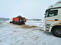 Дорожникам-федералам пришлось вызволять фуры из плена непогоды в Волгоградской области