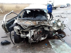 Кошмарное ДТП на трассе под Волгоградом: 23-летний водитель погиб, еще 5 человек в больнице (ВИДЕО)
