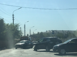 Камышане в соцсетях обсуждают сегодняшнее ДТП на перекрестке улиц Калинина и Стахановской