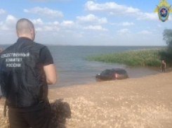 В Волгоградской области со дна реки подняли автомобиль с трупами