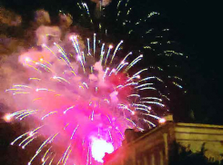 В этом году шествие Арбузного фестиваля пройдет не по Бородинскому мосту, а по набережной, а вечером гостям обещан фейерверк и Клявер