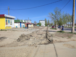 В Камышине «снимают» старые тротуары на улице Братьев Сорокиных в 5-м микрорайоне