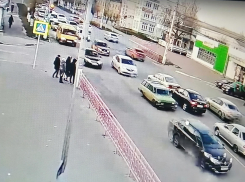 Почему в Камышине случился «свободный поток людей и машин» на самом аварийно опасном перекрестке улиц Пролетарская и Октябрьская (ВИДЕО)