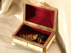 Доверчивая камышинская невеста 36 лет оставила в квартире наглого гостя, который вынес драгоценности, валюту и 70 тысяч рублей