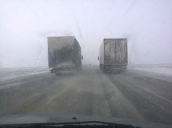 Водители сняли на видео полярные условия на трассе на границе Камышинского района и Саратовской области