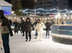 Андрей Бочаров покатался на коньках с женой в центре Волгограда (ВИДЕО)