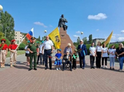 В Камышине в возложении цветов к памятнику легендарному Маресьеву принял участие 100-летний ветеран Великой Отечественной