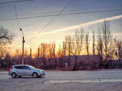 Гул самолетов и «исполосованное» ими небо настораживают камышан