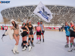В Волгограде «моржи» вышли на каток в бикини в 17-градусный мороз