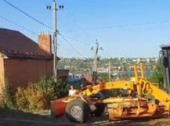 Депутат Камышинской гордумы Василий Германенко совершил прорыв в информировании избирателей города - вывел грейдер на подтопляемые улицы