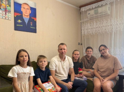 Депутат камышан в Госдуме Алексей Волоцков отчитался, что не только гулял на Арбузном фестивале, но и помогал семье погибшего в СВО камышанина