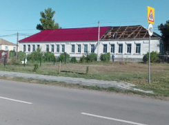 В Камышинском районе меняют кровлю в Сестренской сельской школе