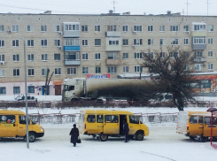 Последствия ночной метели в Камышине: на саратовской трассе возник затор, а на улице Некрасова его предотвратили