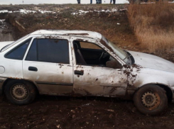 Еще один гонщик улетел в кювет на мокрой дороге