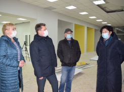 Глава Камышина Станислав Зинченко прибыл в центральную городскую библиотеку «тонизировать» подрядчика