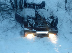 На скользкой дороге молодой водитель опрокинул автомобиль и уложил на больничные койки двух пассажиров