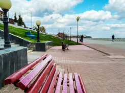 Наши «культурные» сограждане уже начали сдвигать новые скамейки на набережной: может, нужно их приковать? - камышанка 