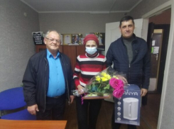 Глава Камышинского района Алексей Самсонов приехал с букетом к ведущему агроному-селекционеру, кандидату сельхознаук Антонине Питоне