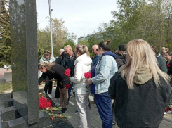 В Камышине не осталось места на двух памятных плитах, на которых выбиты имена героев, погибших в спецоперации