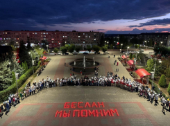 В Камышине выложили свечами надпись «Беслан, мы помним» на площади у ДК «Текстильщик»