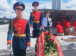 В Камышине прогремели залпы оружейного салюта в День памяти и скорби
