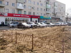 После того, как вопрос о «болоте» на улице Пролетарской в Камышине прозвучал на отчете главы, грязную площадку немного разровняли