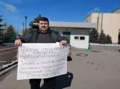 Пикет из-за «Билайна» устроил общественник у прокуратуры Волгоградской области, - «Блокнот  Волгограда»