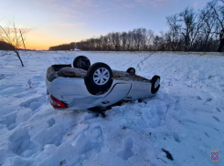 В Волгоградской области водитель легковушки погиб в перевернувшемся автомобиле