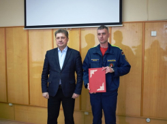 Станислав Зинченко наградил Благодарностями спасателей, которым обязаны жизнью провалившиеся в Волгу рыбаки