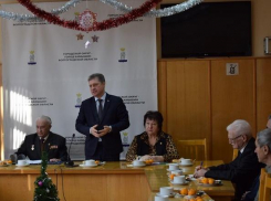 В Камышине Станислав Зинченко начал пить новогодние чаи под гирляндами - «премьера» прошла на ветеранской встрече