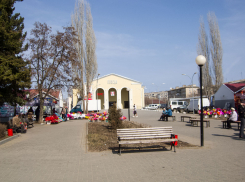 В Камышине убрали площадку перед «Победой» от одноразовых  стаканов и тарелок, разбросанных посетителями KFC, но...