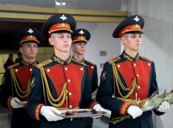 Ордена погибших на линии соприкосновения героев-камышан торжественно передали их родным