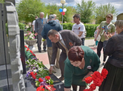 По селу Верхняя Добринка в Камышинском районе прошагал «Бессмертный полк» - ведущая заплакала