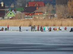 Отчаянные камышинские рыбаки считают, что умеют «заговаривать» лед