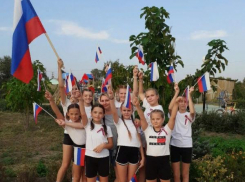 Школьники Камышинского района устроили флешмоб #Цветнастроениятриколор