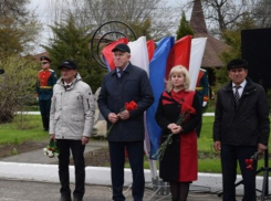 Сегодня ветераны-ликвидаторы и чиновники принесли цветы к «чернобыльскому» камню в парке