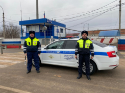 Волгоградские инспекторы ДПС «помогли родить» молодой маме, застрявшей на пути к медикам из-за ненастья