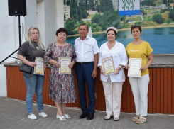 Заместитель председателя Камышинской городской думы Иван Иванов устроил фотосессию с камышанками - авторами чудо-садов