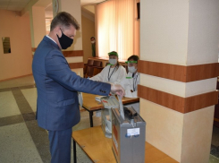 Глава Камышина Станислав Зинченко досрочно проголосовал за Конституцию и время