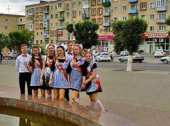 Выпускникам в Камышине можно скромно нарядиться за 3 тысячи рублей