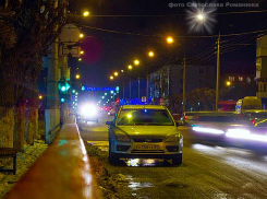 В Камышине в самом центре города «Приора» молодого водителя умудрилась «зарулить» в кювет