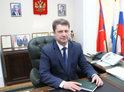 Камышане в минувший месяц  видели своего главу Станислава Зинченко разве что на портретах к поздравительным публикациям 