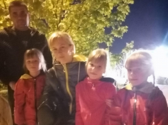 В Камышине на набережной 9 мая «Блокнот» с удовольствием встретился с камышинскими тройняшками Корневыми - Валерией, Варей и Вероникой