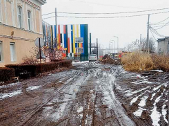 Глава Камышина Станислав Зинченко наградил председателя городского комитета ЖКХ Игоря Коваленко картиной - на прощание